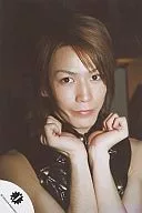 KAT-TUN / Kazuya Kamenashi / Bust up / Costume black / Sleeveless / Both hands under chin / Background black / Official Official photo