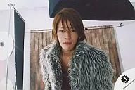 KAT-TUN/龟梨和也/橫式·托胸·服裝黑色·灰色·毛皮·背景茶色·白色/正式生寫真