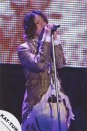 KAT-TUN/龟梨和也/现场照片·膝上·服装金·白·麦克风支架·背景屏幕/官方生写真