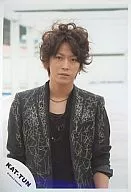 KAT-TUN / Kazuya Kamenashi / upper body / costume black and gold / arm roll / official Official photo