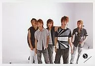KAT-TUN/5 people / Yokozumi / Background / Taguchi, put hands on Nakamaru's shoulders.