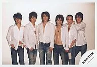 KAT-TUN/6 pessoas/horizontal / acima do joelho / todos os membros em jeans e camisa branca / fundo branco