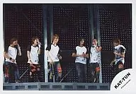 KAT-TON/6 pessoas/Horizontal/Stage/Red west Ambas as mãos com microfone
