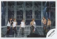 KAT-TUN/6 persons / horizontal / whole body / right 3 persons naked from the waist / Kamenashi Hold the bottle in hand