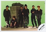 KAT-TUN/6 persons / horizontal type / whole body / background yellow green / Kamenashi squatting