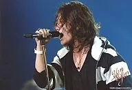 KAT-TUN / Akanishi Jin / Horizontal / Bust up / Body facing left / Right hand microphone / Black-and-white parka / You & Jin