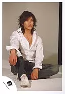 KAT TUN / Hitoshi Akanishi / Sit with knees up / White Shirt / Jeans