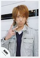 NEWS / Keiichiro Koyama / Upper body / Gray jacket / Right hand piece Background white wall