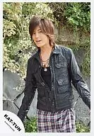 KAT TUN / Akanishi Jin / Knee-Up / Jacket black / Background rock wall / Both hands spread.