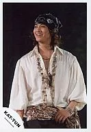 KAT-TUN / Akanishi Jin / Upper body / White costume / Left hand waist