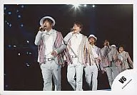 V6/集合(6人)/横型/膝上/ステージ歩き/白衣装/先頭三宅