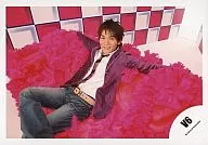 V6 / Hiroshi Nagano / Horizontal / Sitting on a pink sofa / Purple / Jeans