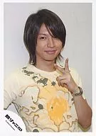 Kanjani Eight / Tadayoshi Okura / Bust Up / Left Hand Piece / Yellow Shirt / White Background / left wrist Watch / Official Official photo