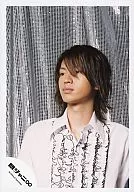 Kanjani Eight / Tadayoshi Okura / Bust Up / White Black Frill Shirt / Upper Left Eye / Background Silver / Official Official photo