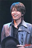 Tadayoshi Okura / upper body / black hat on hand / gray costume / stage "Endless SHOCK" / 2L size Official photo