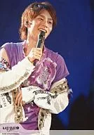 KAT-TUN/中丸雄一/上半身/右手麥剋風/左手鳩尾/背景藍/公式生寫真