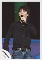 KAT-TUN/中丸雄一/黑Y襯衫/牛仔褲/左手麥剋風/官方生寫真