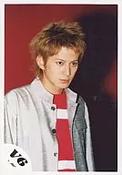 V6/岡田准一/バストアップ/グレージャケット/背景赤/左斜め向き/公式生写真