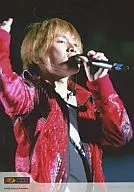 Kanjani Eight / Akihiro Yasuda / Live Photo / Upper body / Costume red / Left hand microphone / Background black / Johnny's web