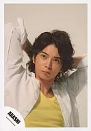 岚/松本润/托胸/黄衬衫双手头后/公式生写真