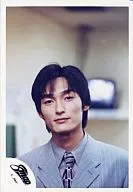 SMAP/草なぎ剛/グレーのスーツ/背景にテレビ/公式ブロマイド