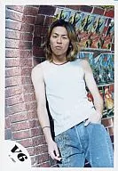 V6 / Takeshi Morita / Above the knees / Left hand pocket / White tank top / Brick / Official Official photo