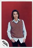 KinKi Kids/堂本光一/膝上/薄青シャツ/背景赤/公式生写真