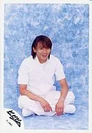 KinKi Kids / Domoto Koichi / Costume white / Cross-legged / Background blue / Smile / Official Official photo