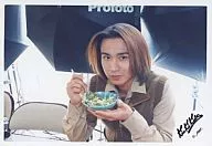 Kinki Kids / Koichi Domoto / Horizontal / Upper body / Beige shirt / Eating salads / Official Official photo