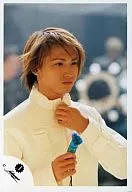KinKi Kids/堂本光一/バストアップ/衣装白/左手喉/右手小型扇風機/公式生写真