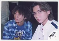 Kinki Kids/堂本光一・堂本剛/堂本剛青チェックのシャツ/右堂本光一/背景黒/公式生写真