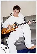 KinKi Kids / Tsuyoshi Domoto / White jersey / Playing guitar / Sitting on sofa / Official Official photo