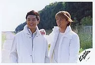 KinKi Kids/堂本光一・堂本剛/白ジャケット/光一右手を剛の肩に/公式生写真