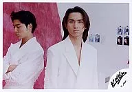 KinKi Kids/堂本光一·堂本剛/橫型/托胸/白色套裝/背景紅色·光一相機視線/公式生寫真