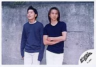 Kinki Kids / Koichi Domoto, Tsuyoshi Domoto / Horizontal / Above the knee / Light one arm set / Background concrete / Official Official photo