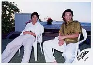 Kinki Kids / Koichi Domoto, Tsuyoshi Domoto / Horizontal / Sitting in a white chair / Outdoor / Stretching out your legs / Official Official photo