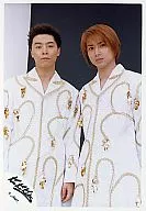 KinKi Kids / Koichi Domoto, Tsuyoshi Domoto / Knee-high / Background black / Costume white / Camera line of sight / Official Official photo