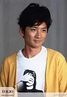 TOKIO/国分太一/バストアップ/黄色カーディガン/目線右/johnny’s web/公式生写真