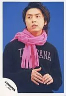 Kinki Kids / Tsuyoshi Domoto / Pink muffler / Left eye / Blue background / Above waist / Official Official photo