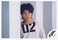 Kinki Kids / Tsuyoshi Domoto / White Shirt / Bust Up / Gray Background / Eye Right / Official Official photo