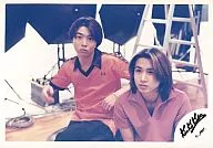 KinKi Kids / Tsuyoshi Domoto / Koichi Domoto / Horizontal / Costume Orange / Stepladder on the back / Official Official photo