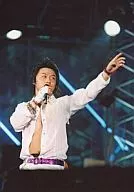 KinKi Kids / Tsuyoshi Domoto / Live Photo / Upper Body / White Shirt / Right Hand Microphone / Left Hand Stretch / No Frame / Official Official photo