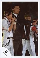 Johnnys / Go Domoto / Tomoya Nagase / Koichi Domoto / Knee-high / Costume white / black / Go left hand microphone / Koichi smile / Background black / Official Official photo