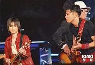 KinKi Kids/堂本刚・堂本光一/横型/服装红・黑/吉他/人在后方/刚视线右/KINKI YOU/官方生写真