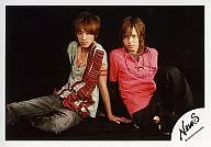 NEWS / Koyama / Yamashita / Horizontal / Yamashita Costume Pink / Sitting on the ground / Background black / Official Official photo