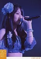 Shiori Takada / Upper body / Body facing right / Left hand microphone / Purple costume / Purple light / Official Official photo