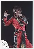 Kanjani Eight / Ryuhei Maruyama / Above-the-knee left-hand microphone / Red costume / Official Official photo