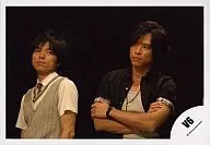 V6/井原・坂本/橫型・上半身・坂本手臂組・背景黑/正式生寫真