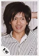 V6/森田剛/バストアップ・白黒シャツ・左手頭/公式生写真