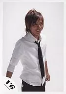 V6/森田剛/上半身・白シャツ・黒ネクタイ・右向き・背景白/公式生写真